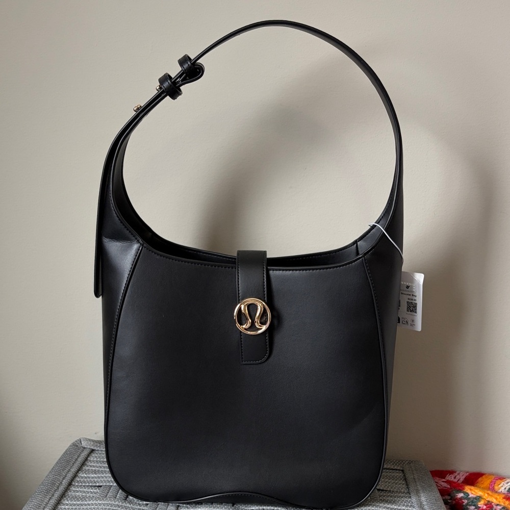 Lululemon Leather Alternative Shoulder Bag Black Gold 8L Dust Bag Pockets NEW - Picture 3 of 15